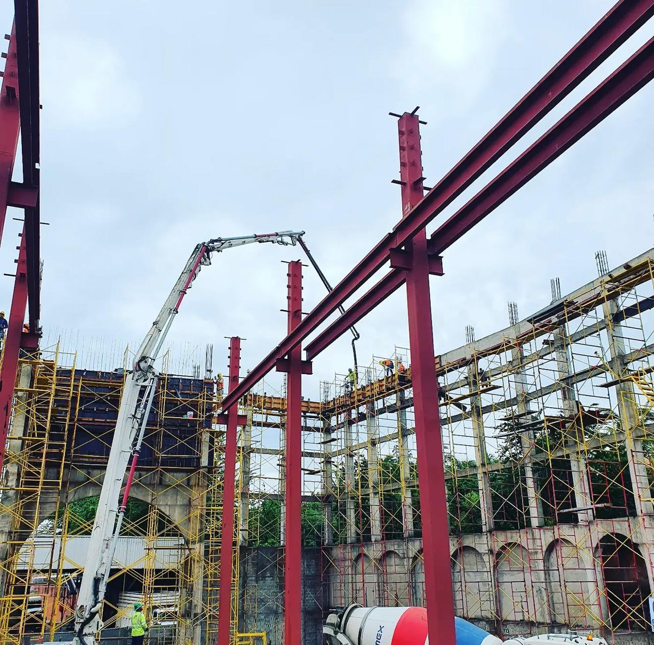 Montaje de estructura de acero en sitio